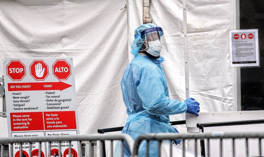 Segundo o diretor do Centro de Controle de Doenças dos EUA, Dr. Robert Redfield, hospitais recebem incentivo financeiro de acordo com o número de mortes registradas por Covid-19. (Foto: Reuters)