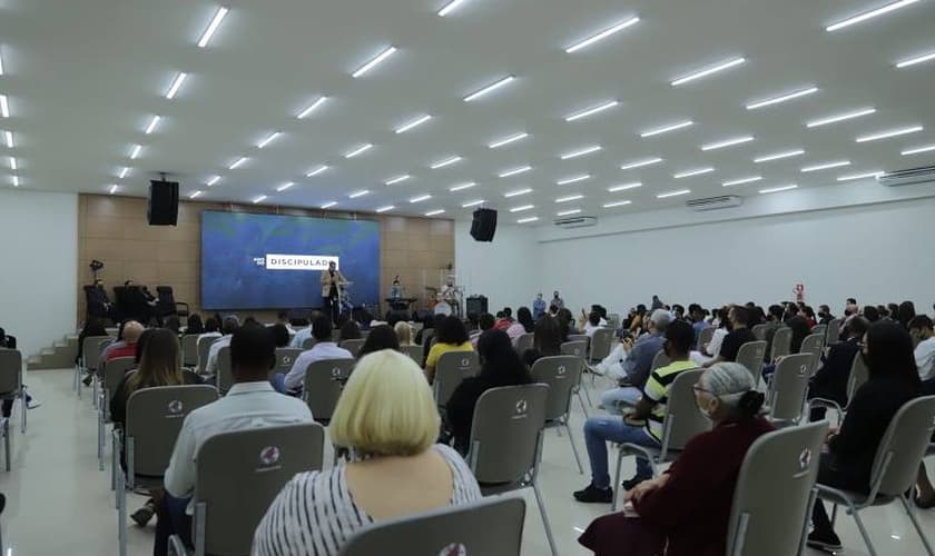 Culto realizado pela Igreja AD Vitória em Cristo, em Santo André, SP, respeitando o distanciamento social e o uso de máscaras. (Foto: UOL)