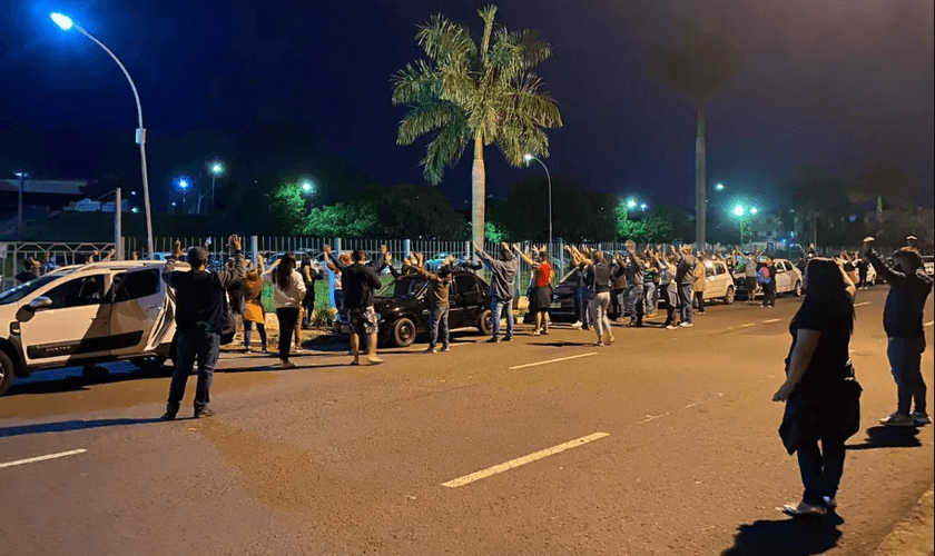 Cristãos oram em frente ao Hospital Regional de Campo Grande. (Foto: Divulgação)
