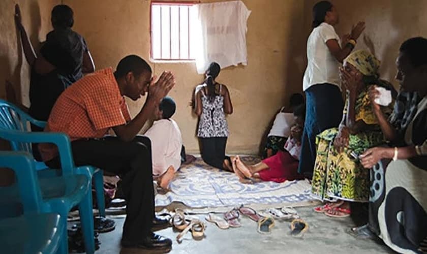 Cristãos oram na África. (Foto: Reprodução / Tyler Hutcherson)