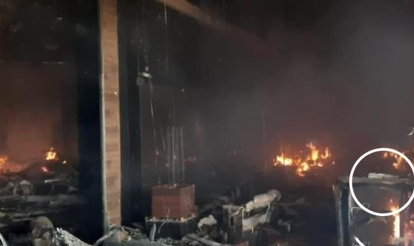 No círculo branco é possível ver a Bíblia intacta em meio às chamas. (Foto: Bombeiros de Maringá)