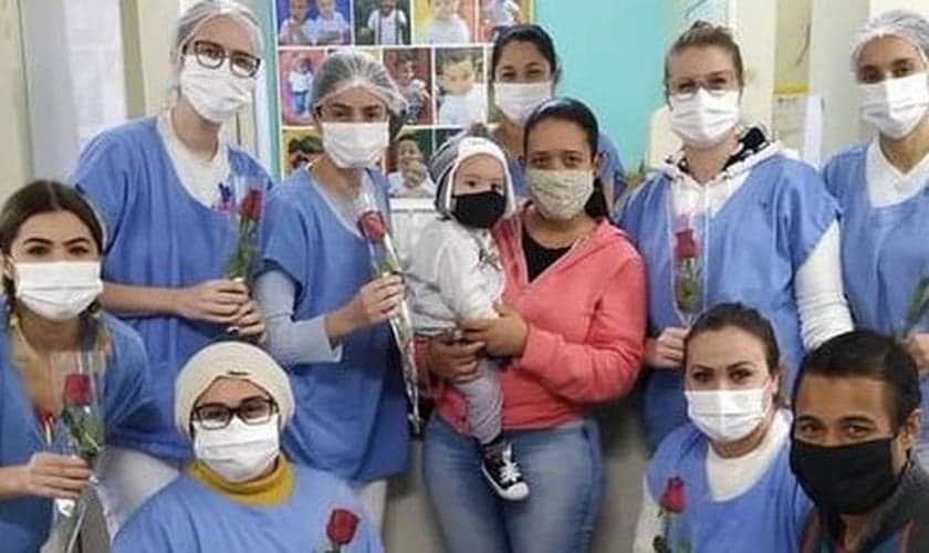 Lorenzo com a equipe médica que cuidou dele no hospital. (Foto: Reprodução / TNOline)