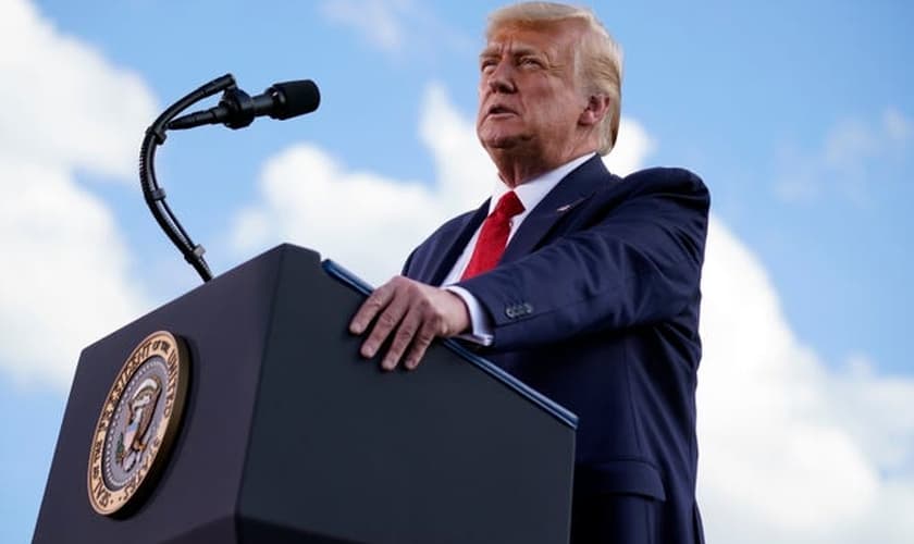 Donald Trump durante comício no aeroporto de Wittman, na cidade de Oshkosh, nos EUA. (Foto: AP/Evan Vucci)