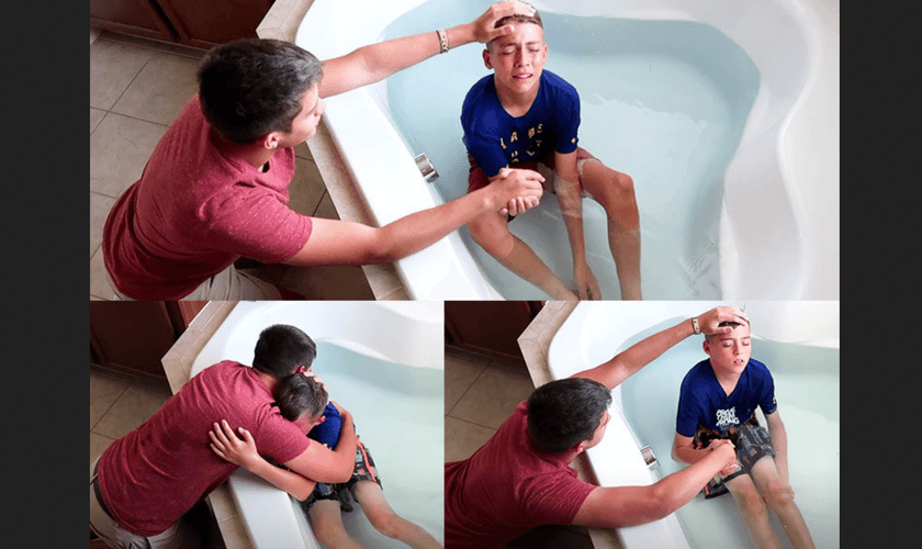 Momento do batismo de Lincoln e Cason pelo irmão mais velho. (Foto: Reprodução / GOD TV)