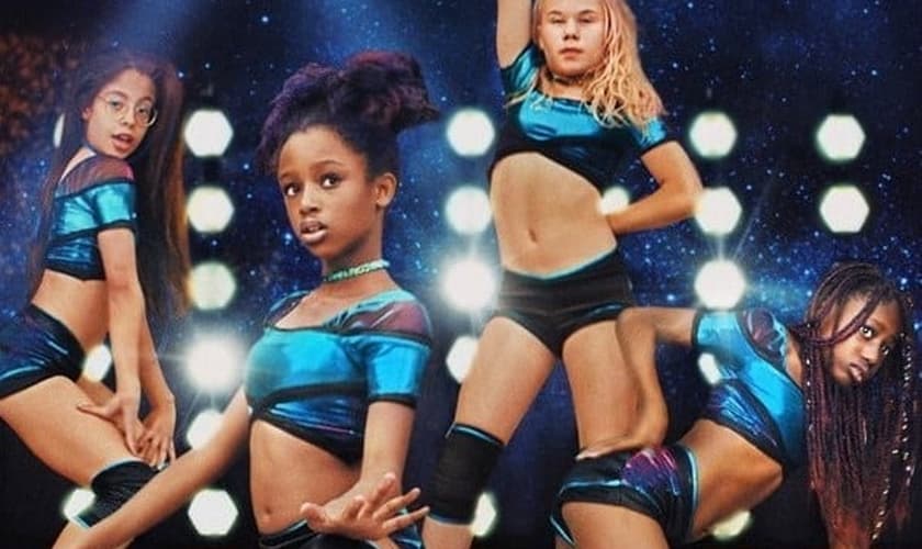 O cartaz de divulgação do filme gerou grande polêmica por sugerir a sexualização de crianças de 11 anos. (Imagem: Netflix)