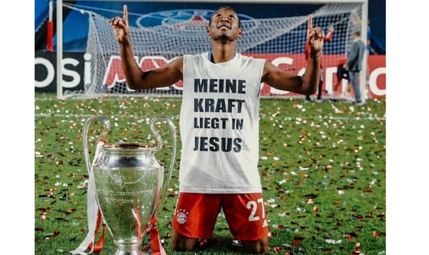 David Alaba festeja o título da Champions League com uma camisa com a mensagem. (Foto: Reprodução / Twitter David Alaba)