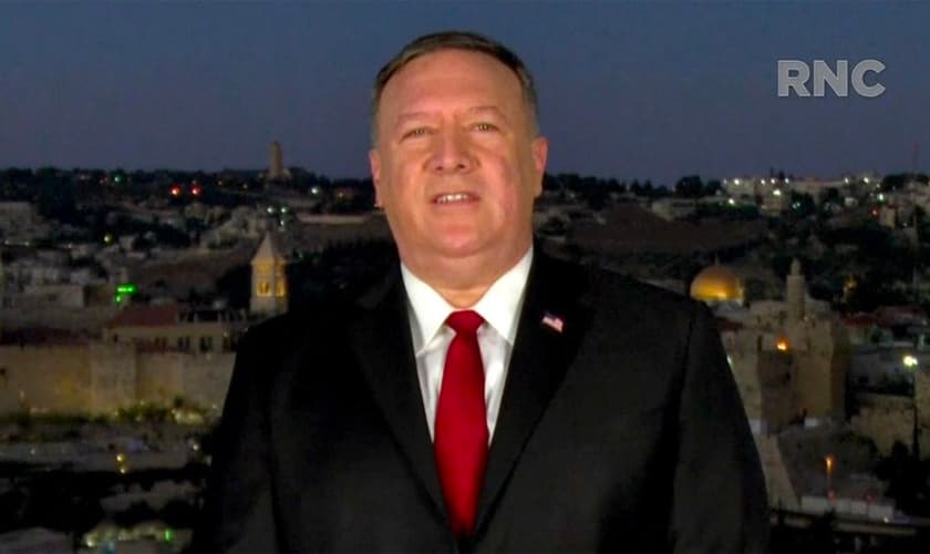 Com Jerusalém ao fundo, Mike Pompeo se dirige à Convenção Nacional Republicana nos EUA. (Foto: Reuters)