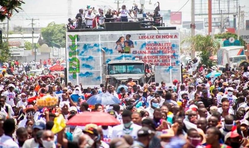 Milhares de protestantes haitianos saíram às ruas para protestar contra a renovação do Código Penal. (Foto: Reprodução / Diario Libre)