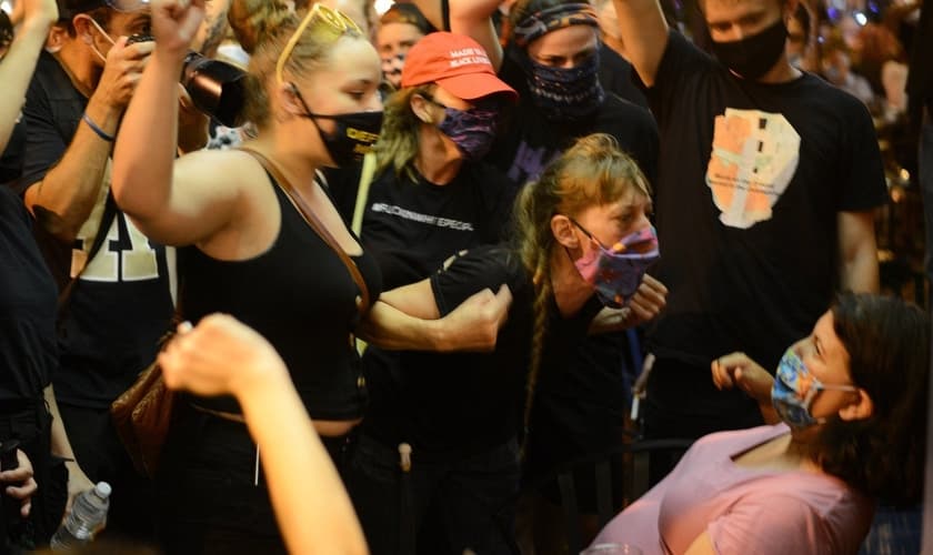 Ativistas confrontam mulher em restaurante por se recusar a levantar o punho em gesto de apoio. (Foto: Fredrick Kunkle/The Washington Post)