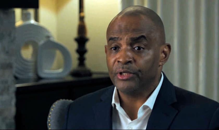 Jon Ponder foi ladrão de bancos e se entregou a Jesus na cadeia, onde teve contato com a Bíblia e recebeu discipulado. (Foto: Comitê Nacional Republicano / AP)