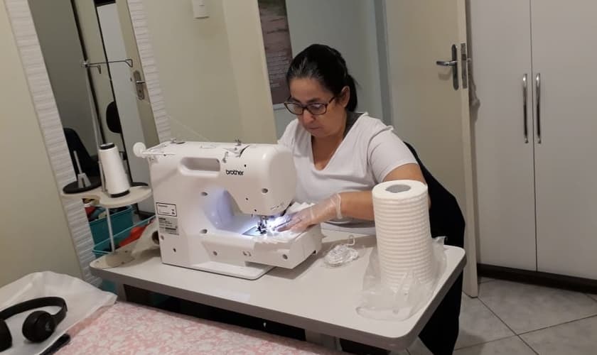 Alaide doa máscaras para quem não tem ou precisa trocar. (Foto: Arquivo pessoal)
