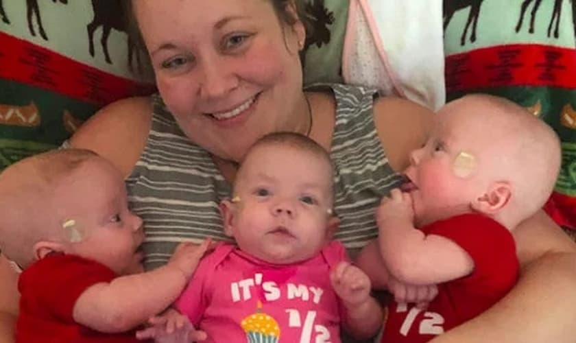 Kaylie DeShane e seus trigêmeos após vencerem todas as adversidades no nascimento prematuro. (Foto: Reprodução / God Updates)