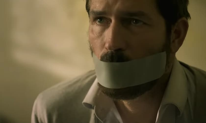 Jim Caviezel está lançando seu novo filme "Infidel", em 18 de setembro. (Imagem: Youtube / Reprodução)