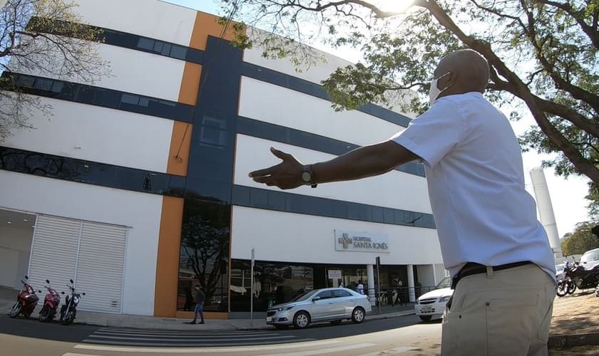 Pai ora em frente ao hospital onde o filho está internado com Covid-19. (Foto: Ricardo Custódio/EPTV)