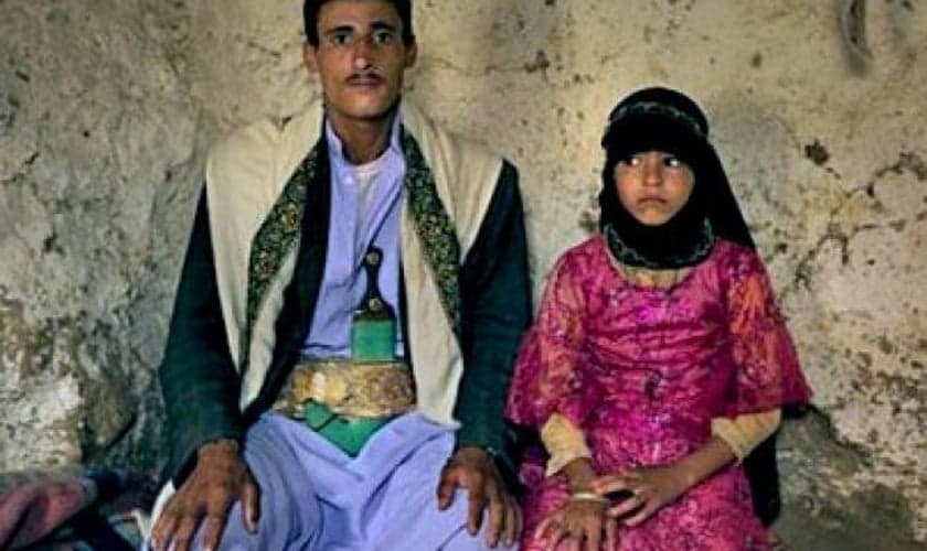 Menina ao lado do seu marido, na Indonésia. (Foto: Reprodução / Asia News)