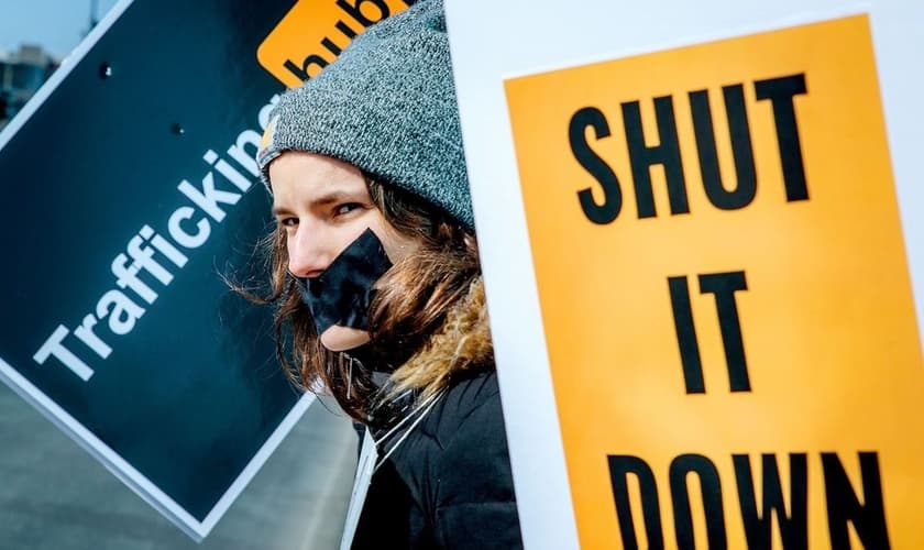 A expressão 'Trafficking Hub' está sendo usada na campanha que exige o fechamento da grande plataforma de pornografia 'PornHub', após o site ter sido acusado de permitir e ajudar a promover a exploração sexual e abuso de menores. (Imagem: PR Newswire)