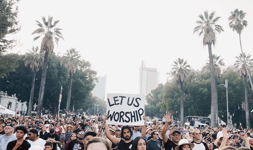 Milhares de cristãos cantam em frente ao Capitólio da Califórnia. (Foto: Reprodução / Instagram)