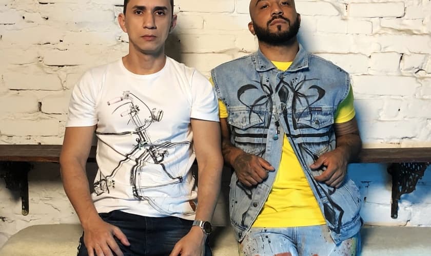 DJ Roger Vale (esquerda) e Saulo de Tarso (direita) gravaram juntos o clipe de "Cansei". (Foto: Bruno Rocha)