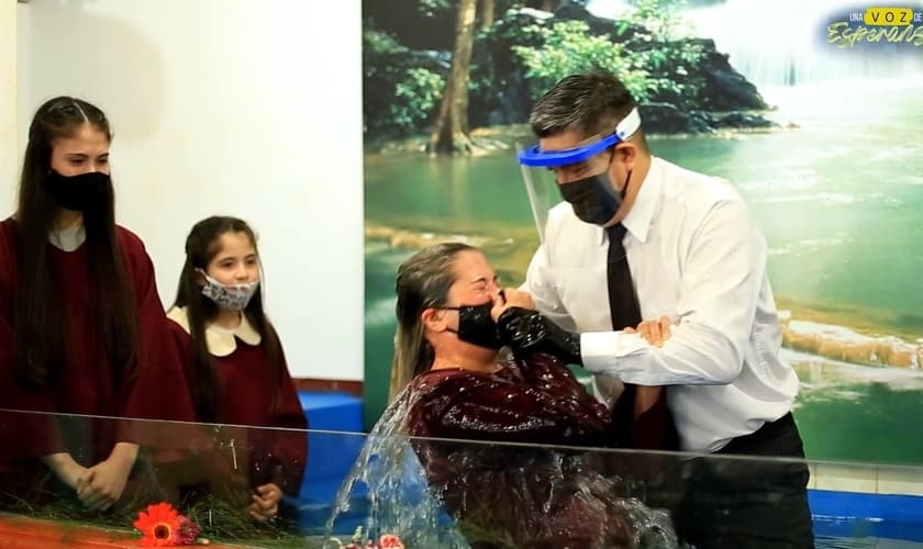 O batismo de Ester aconteceu após estudos bíblicos online. (Foto: Igreja Adventista da Argentina)