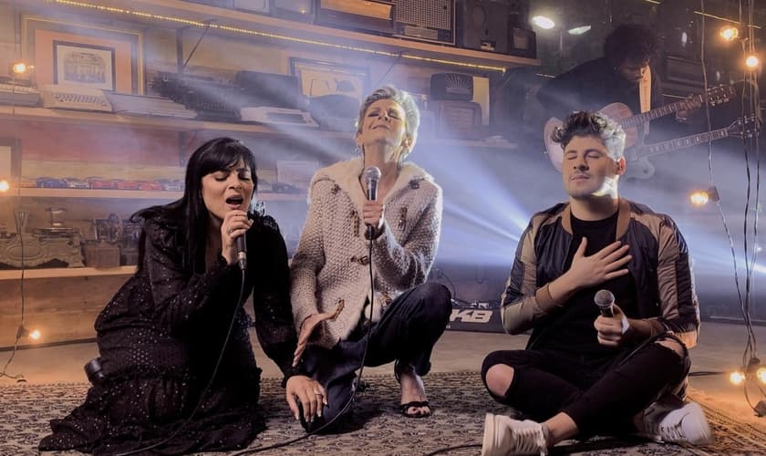 Fernanda Brum, Ludmila Ferber e Marcos Freire estiveram juntos e regravaram uma nova versão de "Ouço Deus me Chamar". (Foto: Divulgação)