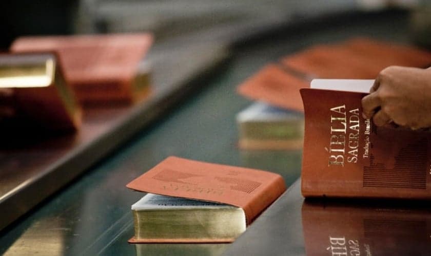 Produção de Bíblias na gráfica da Sociedade Bíblica do Brasil em Barueri (SP). (Foto: Carlos Cecconello/Folhapress)