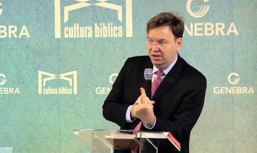 William Douglas é juiz federal e também é pastor auxiliar, além de pregar com frequência em igrejas de diversas denominações. (Imagem: Youtube)