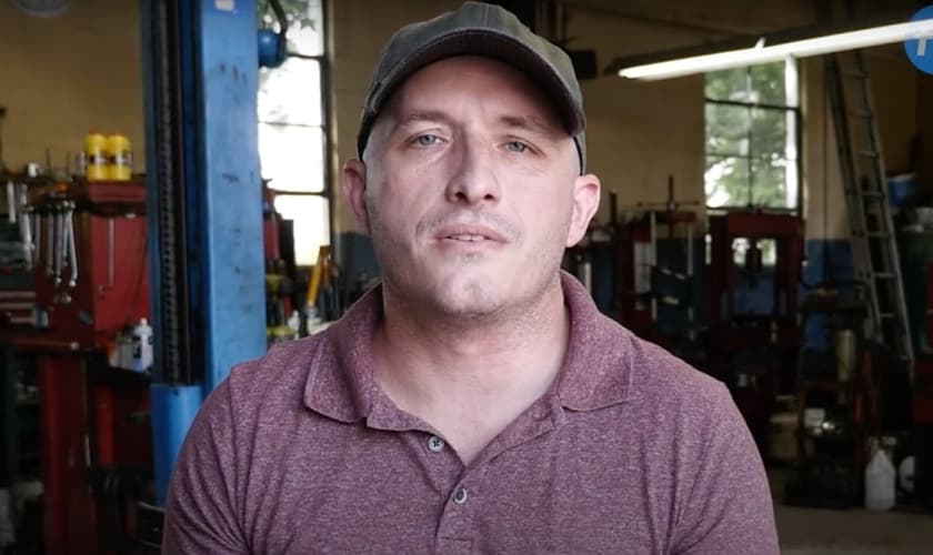 Brett Lynn foi esfaqueado após ter sua loja invadida por um criminoso, mas perdoou seu agressor. (Imagem: Faithwire)