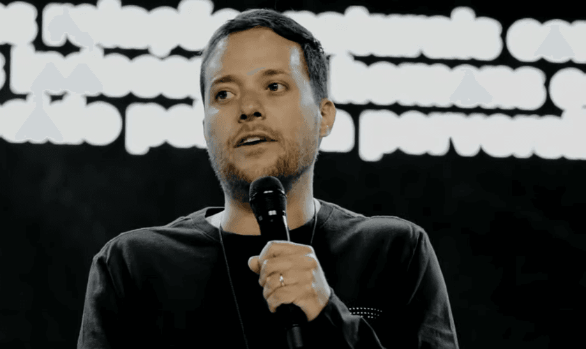 André Valadão durante ministração feita na Lagoinha Orlando, em 13 de setembro. (Foto: Reprodução / YouTube)