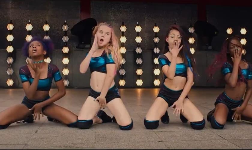 O filme "Lindinhas" exibe garotas de 11 anos em cenas nas quais dançam com movimentos sugestivos e sensuais, sendo apontado como uma exemplo de "pedofilia legalizada". (Imagem: Netflix)