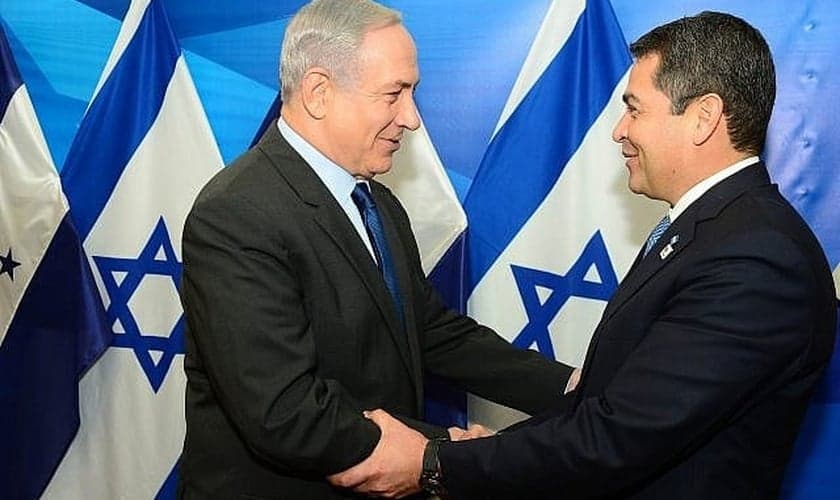 O primeiro-ministro Benjamin Netanyahu (à esquerda) se encontra com o presidente hondurenho Juan Orlando Hernandez, em Jerusalém, em 29 de outubro de 2015. (Foto: Kobi Gideon / GPO)