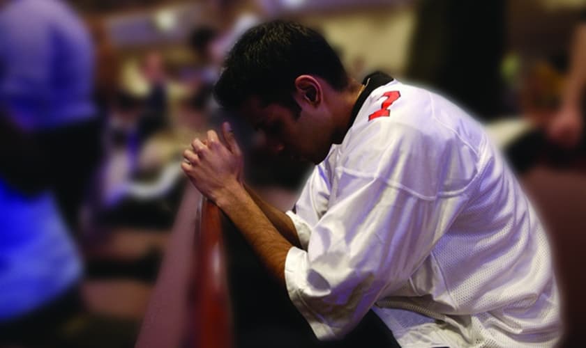 Imagem ilustrativa: Jovem ora em igreja do Oriente Médio. (Foto: YWAM)