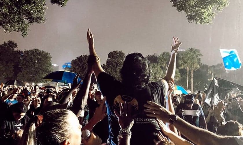 A noite de adoração 'Let Us Worship' reuniu milhares de pessoas em Orlando, marcada por conversões, curas e quebrantamento. (Foto: Twitter)