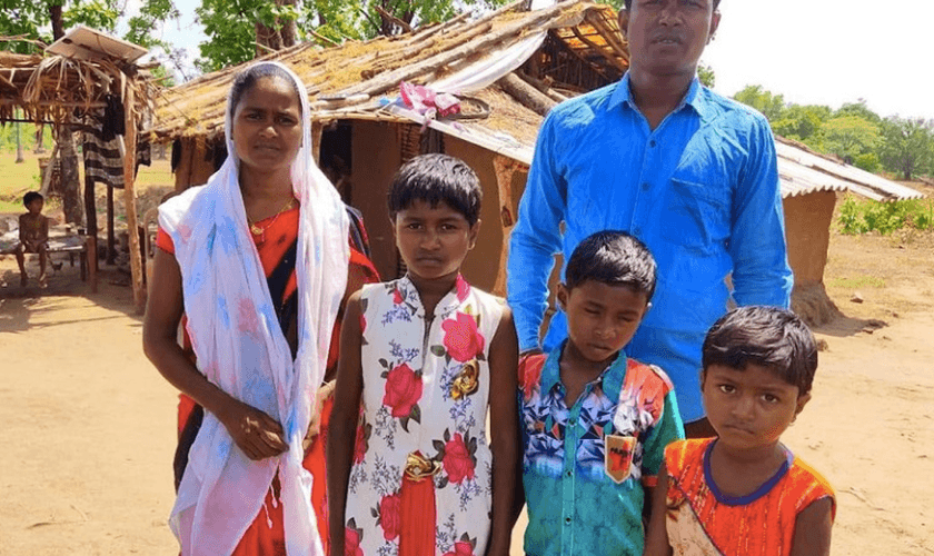 Pastor Munsi Thado morava com sua família em uma floresta, após terem sido expulsos de uma aldeia por causa de sua fé cristã. (Foto: International Christian Concern)