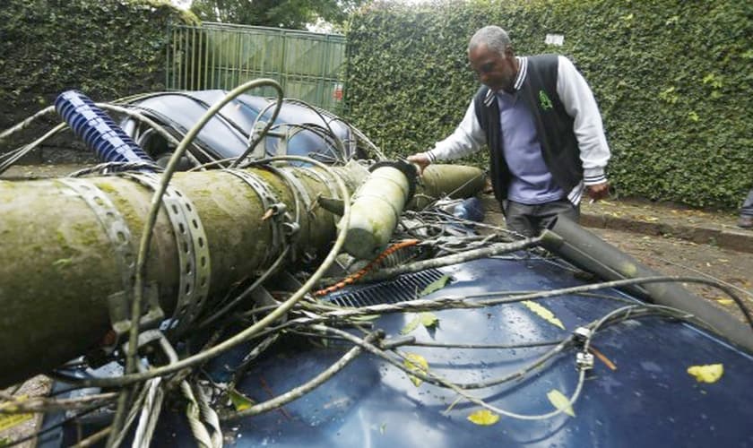 Poste caiu do lado do motorista, que escapou ileso. (Foto: Fabiano Rocha/Agência O Globo)