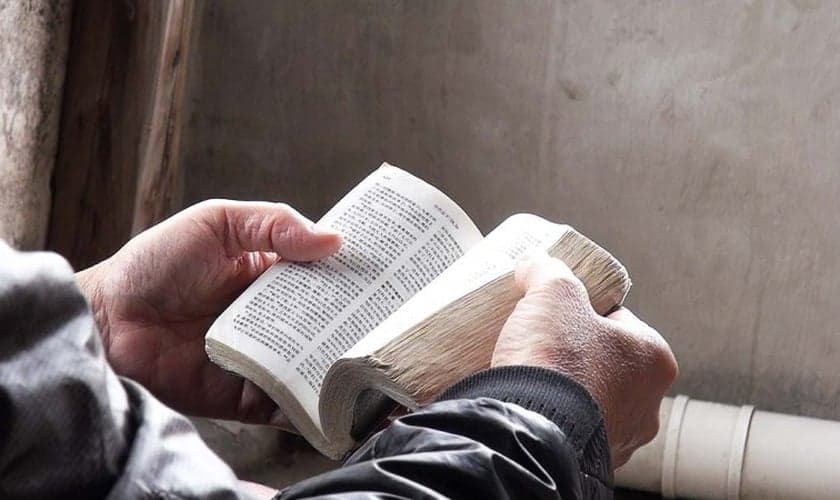 O relato bíblico que relata o momento em que Jesus defende uma mulher adúltera do apedrejamento foi alterada em um livro chinês. (Foto: Portas Abertas / EUA)