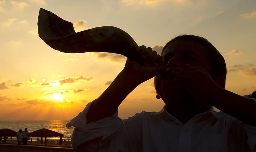 Menino judeu toca o shofar na cidade costeira de Asdode, em Israel. (Foto: AFP/Getty Images/Jack Guez)