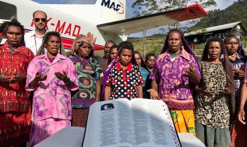 Já se passaram 20 anos desde que o povo Yali recebeu pela última vez novos exemplares da Bíblia em seu idioma. (Foto: Mission Aviation Fellowship)