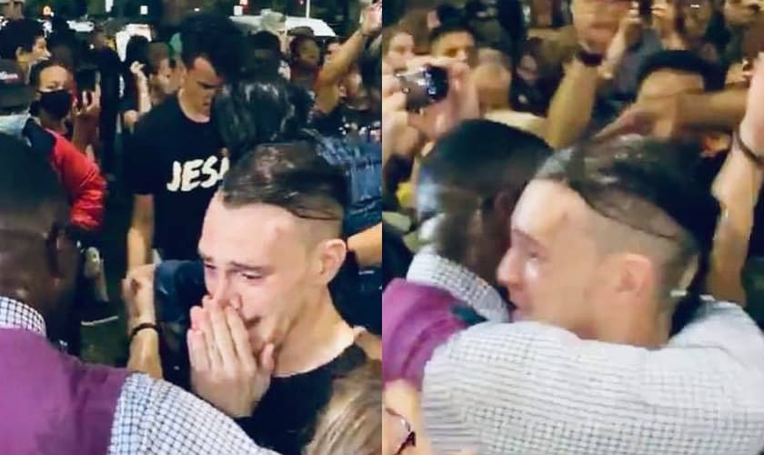 O jovem manifestante aceitou Jesus durante adoração ao ar livre em Chicago, nos EUA. (Foto: Sean Feucht)