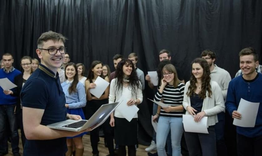 O criador e produtor do projeto, ator e diretor Krzysztof Czeczot durante a gravação da Bíblia em Áudio. (Foto: PAP / W. Pacewicz)