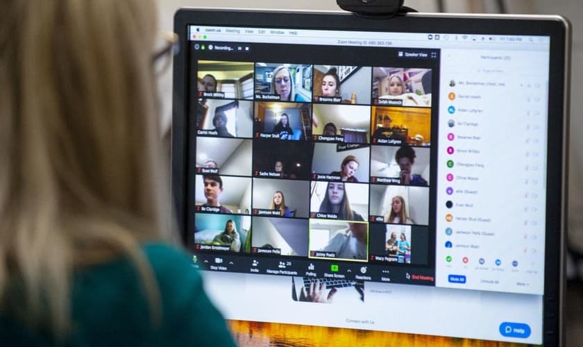 Imagem ilustrativa. Professora em videoconferência com alunos pelo Zoom. (Foto: Emily Haney/Journal Star)