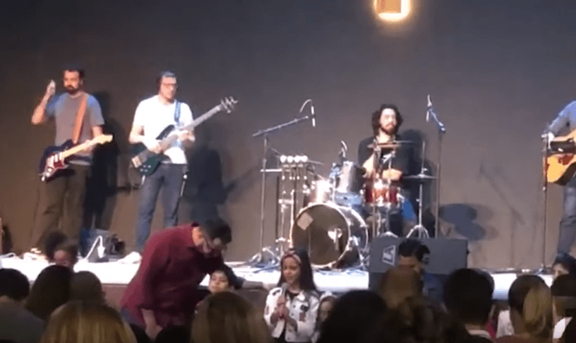 Isabella Camargo ora em culto na Igreja Presbiteriana. (Foto: Reprodução / YouTube)