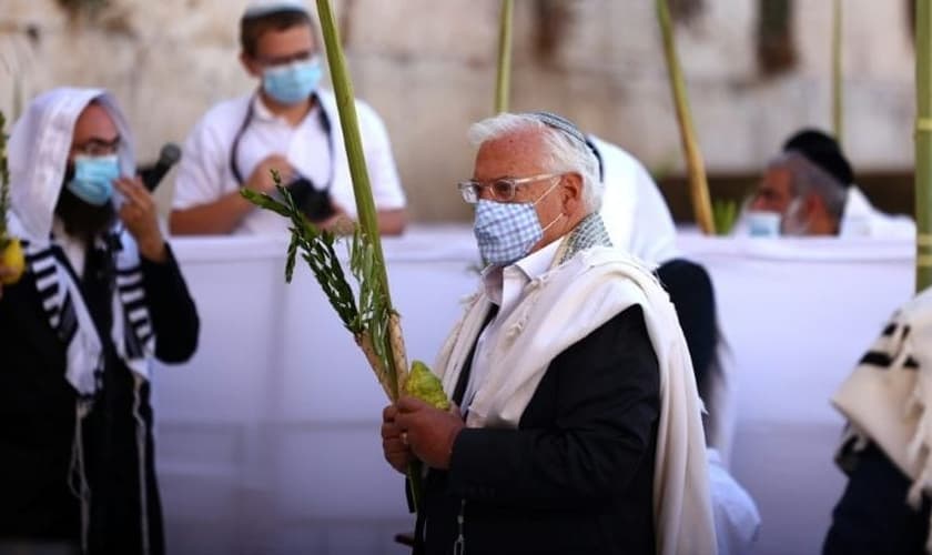 O embaixador americano para Israel, David Friedman, usa máscara de proteção durante o passado do Muro das Lamentações, na Cidade Velha de Jerusalém. (Foto: Reprodução / AFP)