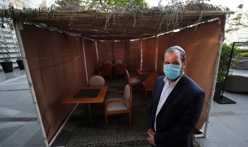 Rabino Levi Duchman, em frente a uma sucá montada no restaurante kosher KAF no Armani Hotel em Dubai, Emirados Árabes Unidos, em 5 de outubro de 2020. (AP / Kamran Jebreili)