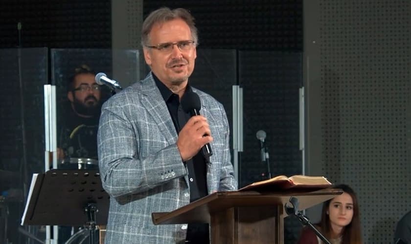 O pastor Theodor Oprenov liderou o devocional bíblico durante o Dia Nacional de Oração de 2020 na Bulgária. (Imagem: Evangelical Focus)