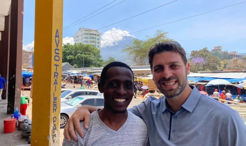 Hamzal foi intérprete do missionário Jon Farino durante viagem à Tanzânia. (Foto: Facebook/Jon Farino)