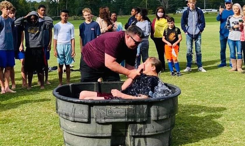 Jogadores de futebol americano são batizados em treino nos EUA. (Foto: Gadsden Times)