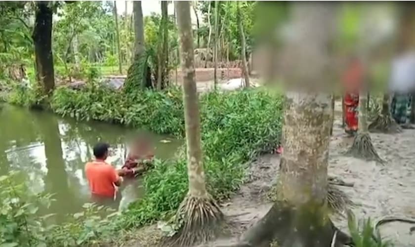 Os rostos das pessoas batizadas foram ocultados para preservar a segurança desses cristãos que sofrem com a perseguição religiosa em Bangladesh. (Imagem: Portas Abertas / Youtube / Reprodução)