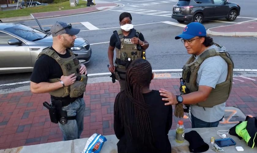 Investigadores conversam com menina resgatada de traficantes, após ação dos 'US Marshals', nos EUA. (Foto: CBN News)