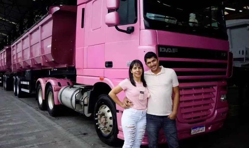 Por amor, casal Márcia e Juliano rodam o Brasil com o caminhão rosa. (Foto: Reprodução / Campo Grande News)