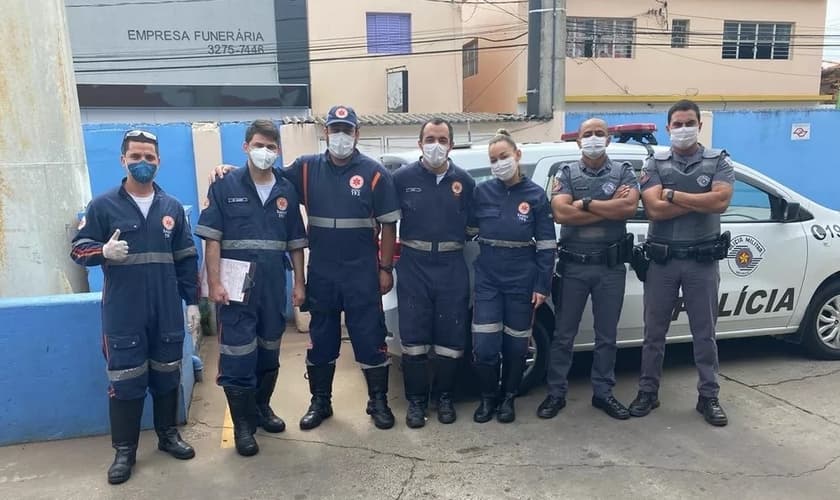 Equipes do Samu e Polícia Militar participaram de resgate de homem que teve várias paradas cardíacas em Alambari (SP). (Foto: Polícia Militar/Divulgação)